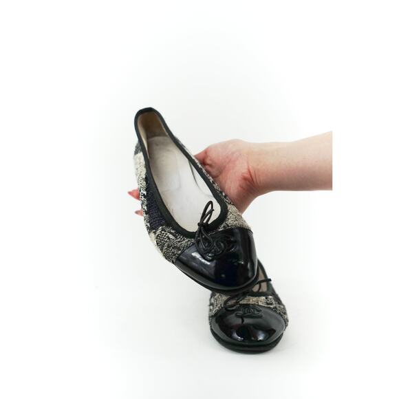 Chanel Black and White Tweed Cap Toe Flats, FR 38 - Picture 14 of 15